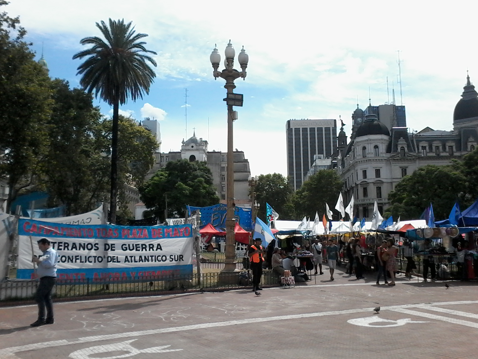 Al fondo se ve la cupula de la torre del
Cabildo