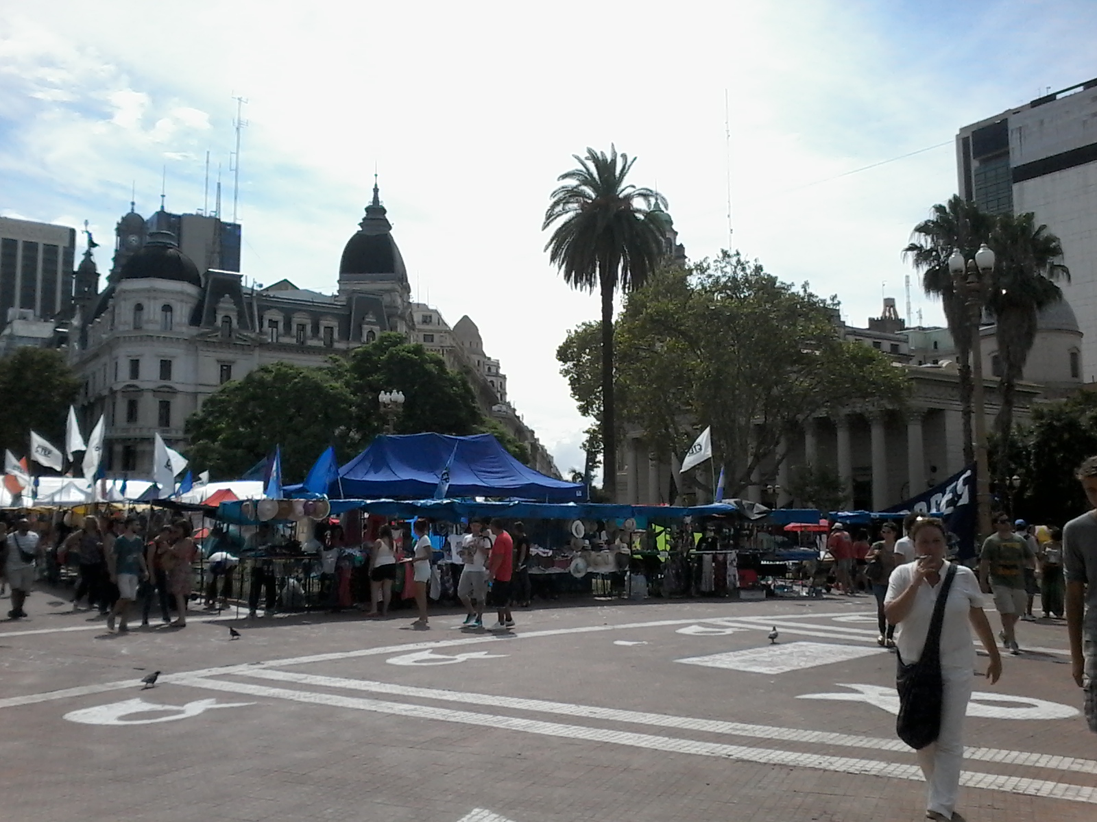 Mirando hacia el inicio de la Diagonal Norte. A la
derecha edificio de la Catedral de Buenos Aires